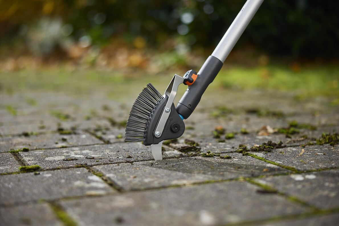 Der GARDENA combisystem 3 in 1 Fugenreiniger