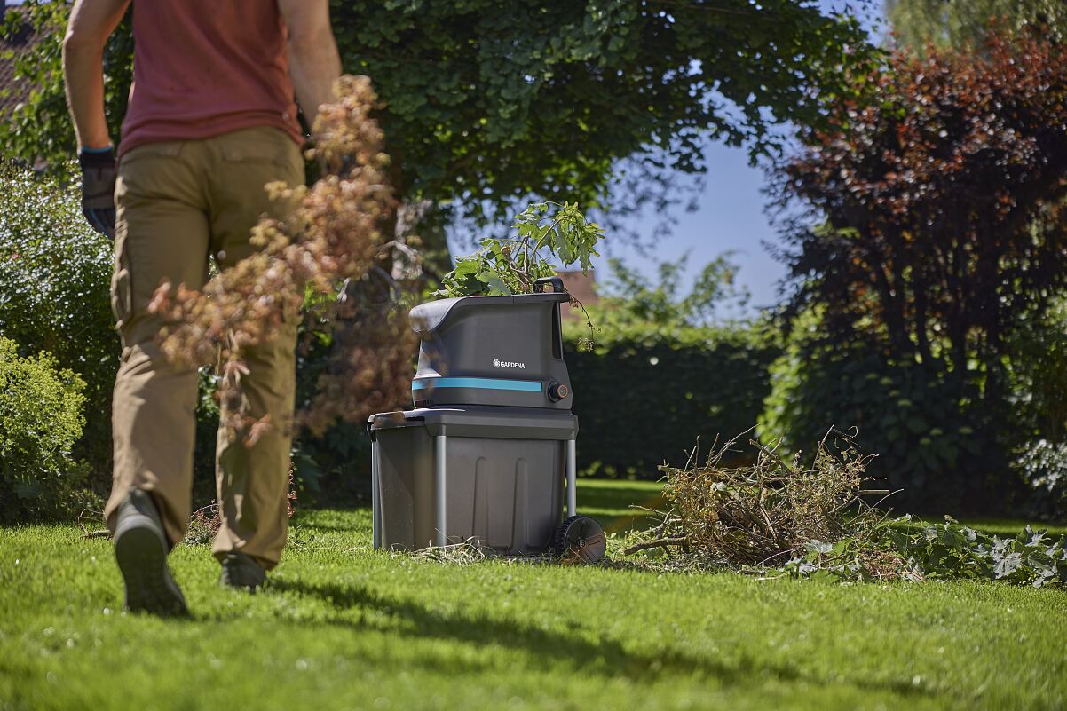 Der GARDENA Akku-Häcksler PowerShred Silent 4036V