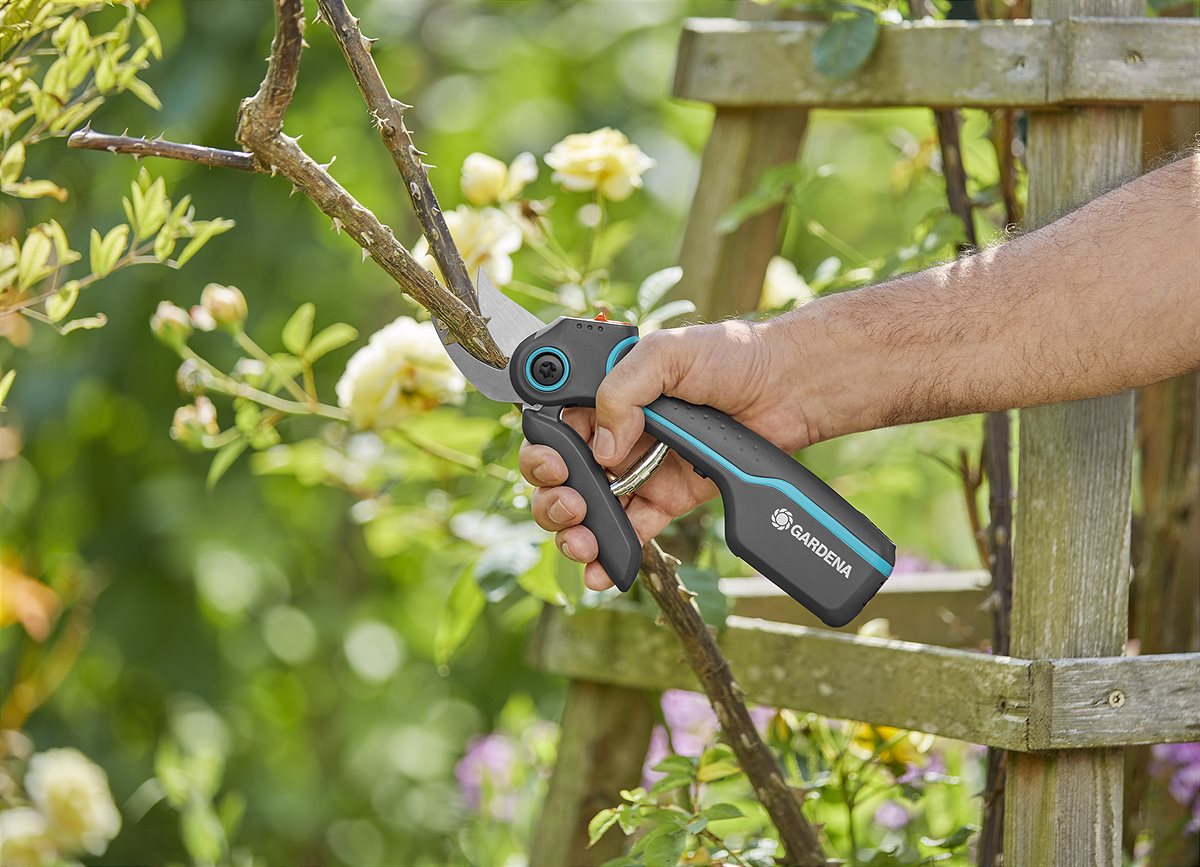 GARDENA AssistCut Gartenschere mit Batterieunterstützung