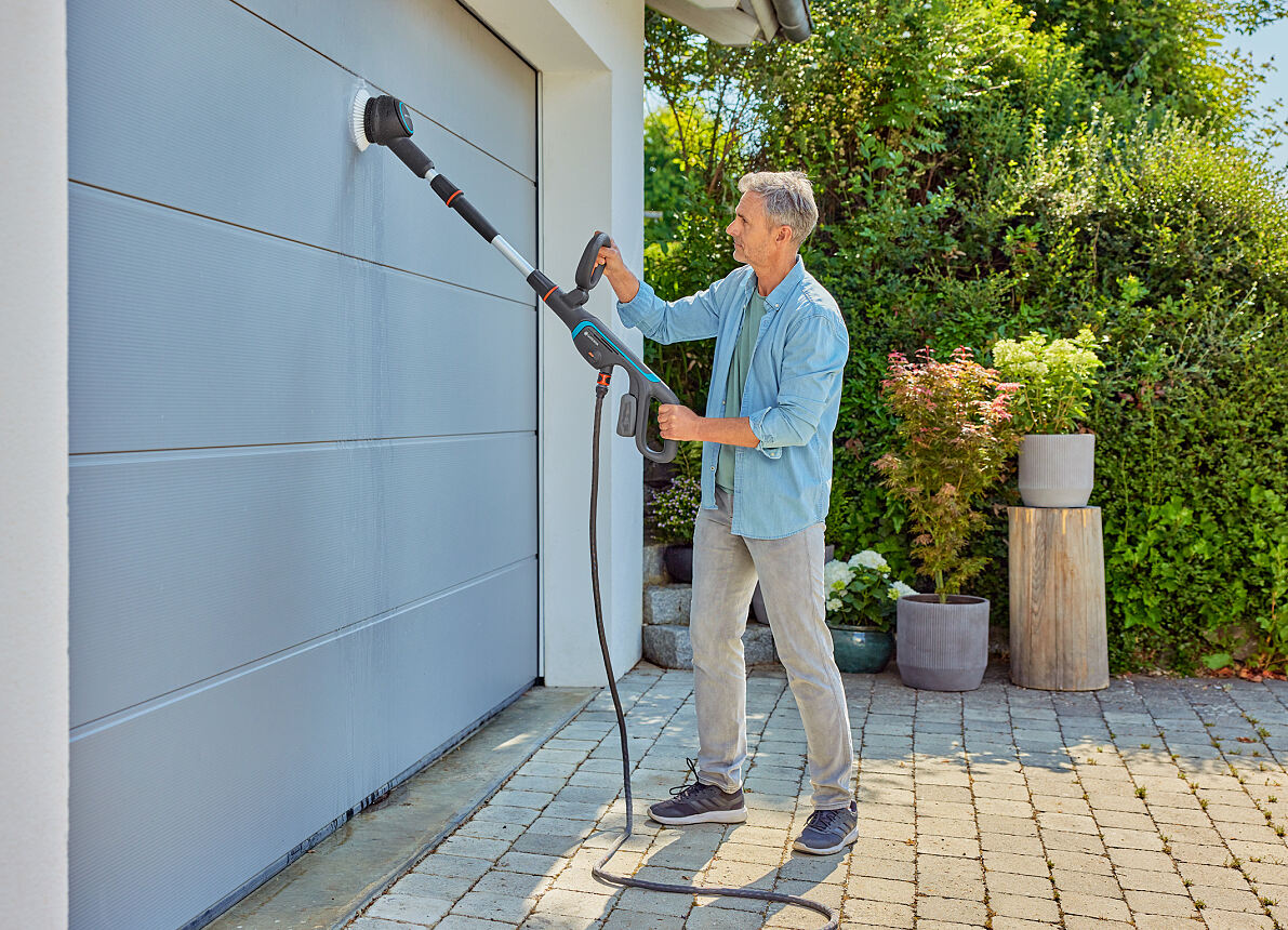 Kit de nettoyeur multi-surfaces à batterie GARDENA AquaBrush Universal 