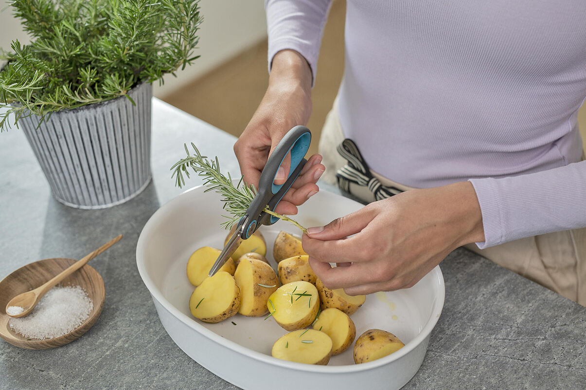 Rosmarin mit HerbCut entblättern