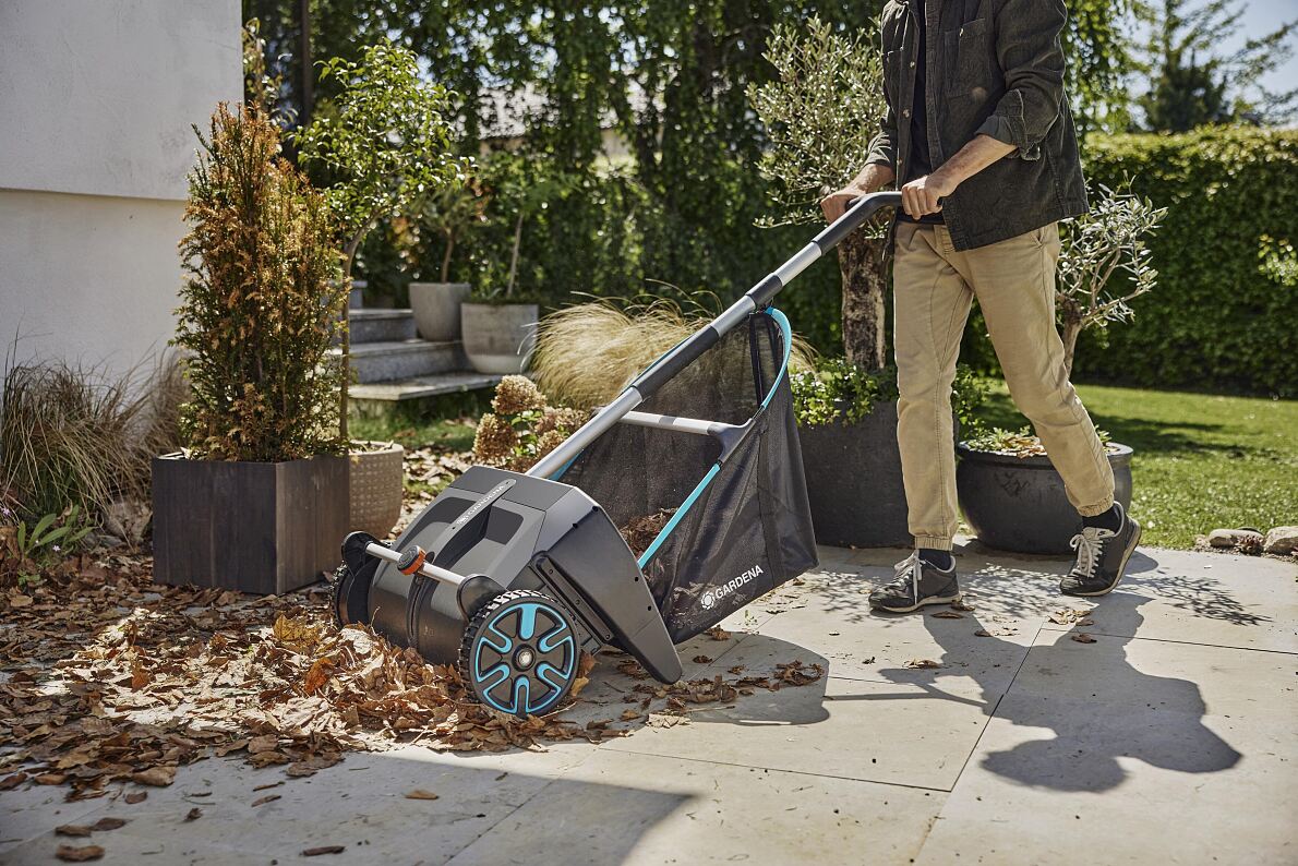 The new GARDENA Leaf and Lawn Collector for Lawns and Patios