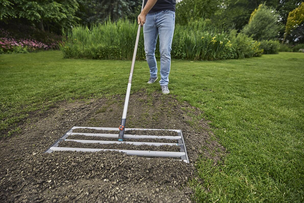 The new GARDENA combisystem Levelling Rake