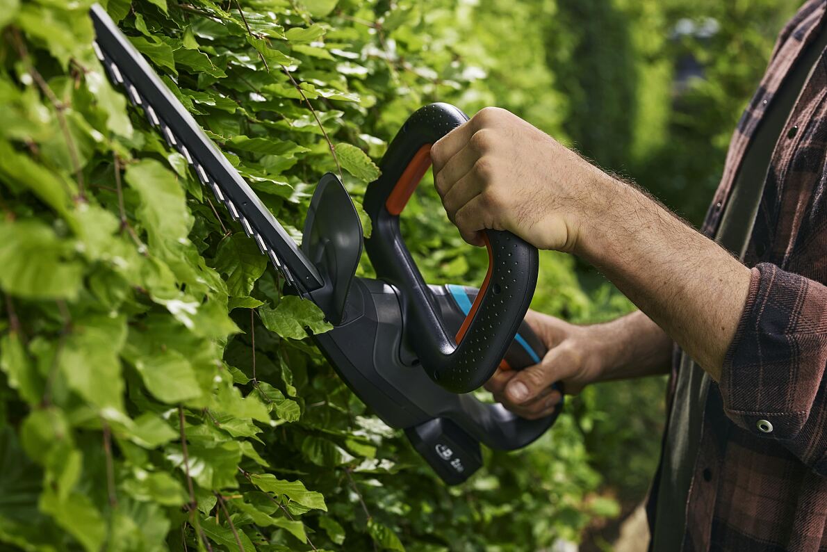 The new GARDENA Battery Hedge Trimmer EasyCut 5518V P4A